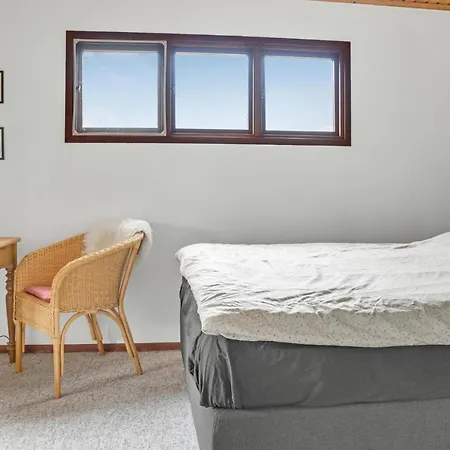 Pet Friendly In With Kitchen *