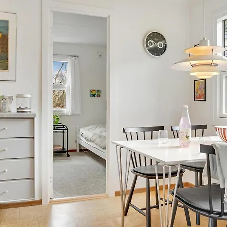 Pet Friendly In With Kitchen *